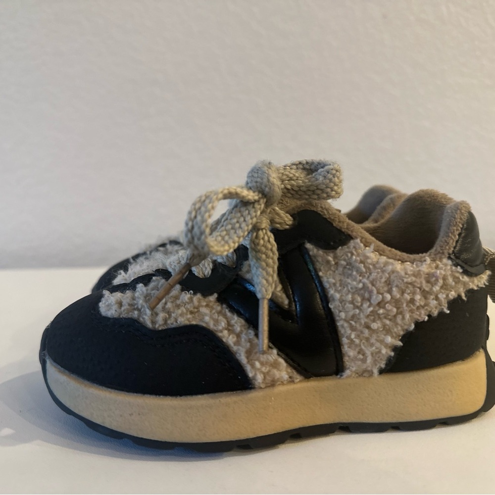 Toddler sneakers in size 7c